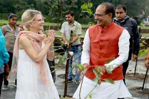 मुख्यमंत्री श्री चौहान के साथ यूनिसेफ इंडिया प्रतिनिधि सुश्री सिंथिया मैक्फ्री ने किया पौध-रोपण