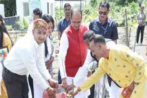 मुख्यमंत्री श्री चौहान ने पीपल, कदम और जामुन के पौधे लगाए