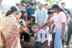 मुख्यमंत्री श्री चौहान ने गुलमोहर, जामुन और मौलश्री के पौधे रोपे