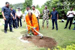 मुख्यमंत्री श्री शिवराज सिंह चौहान ने ओंकारेश्वर में किया पौध-रोपण