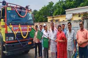 मंत्री सुश्री मीना सिंह ने मुख्यमंत्री अन्नदूत योजना के वाहनों को हरी झंडी दिखा कर रवाना किया