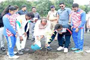 मुख्यमंत्री श्री चौहान के साथ कराटे खिलाड़ियों ने लगाए पौधे