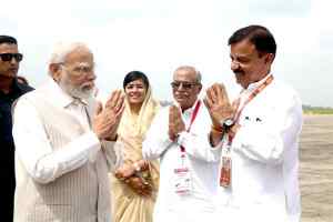 प्रधानमंत्री श्री नरेंद्र मोदी का भोपाल पहुँचने पर आत्मीय स्वागत 