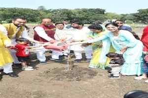 मुख्यमंत्री श्री चौहान ने पीपल, गुलमोहर और सामिया केसिया के पौधे रोपे