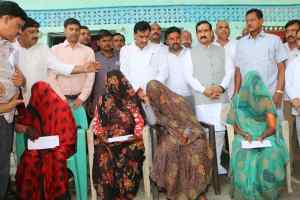 शोकाकुल परिवारों से मिले गृह मंत्री डॉ. मिश्र दुखी परिवारों से व्यक्त की संवेदना