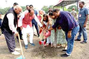 मुख्यमंत्री श्री चौहान ने बेलपत्र, कदम्ब और जामुन के पौधे रोपे