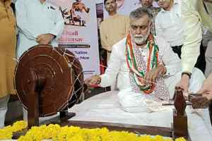 गांधी जयंती पर केंद्रीय मंत्री प्रहलाद पटेल पहुंचे खादी ग्रामोद्योग भंडार