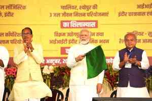 प्रधानमंत्री श्री नरेंद्र मोदी ने ग्वालियर-सुमावली रेलगाड़ी को दिखाई हरी झंडी