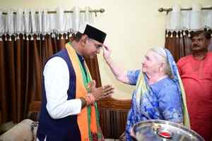 स्वतंत्रता सैनानी बुजुर्ग महिला का आशीर्वाद लेकर मंत्री सारंग ने शुरू किया प्रचार, आइसक्रीम खाते-खाते सुने आजादी के किस्से