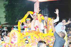 मुख्यमंत्री डॉ. मोहन यादव ने नरेला विधानसभा में भाजपा प्रत्याशी श्री आलोक शर्मा के समर्थन में रोड शो में शामिल होकर जनता का किया अभिवादन