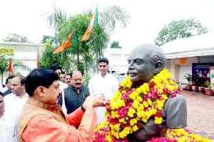 मुख्यमंत्री डॉ. यादव ने डॉ. श्यामा प्रसाद मुखर्जी की प्रतिमा पर माल्यार्पण कर दी श्रद्धांजलि