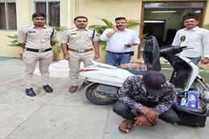 परिवहन कर ले जा रही दो पेटी अवैध मदिरा जप्त