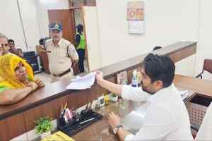 जनसुनवाई में नागरिकों की समस्याएं सुनकर किया गया निराकरण