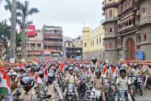 इंदौर पुलिस ने बाईक पर सवार हो हाथों में तिरंगा थाम कर दिया देशभक्ति का संदेश
