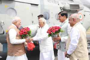 प्रधानमंत्री श्री मोदी का भैंसोला हेलीपैड पर आत्मीय स्वागत