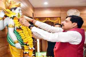 मुख्यमंत्री डॉ. यादव ने भगवान धन्वंतरि की प्रतिमा पर किया माल्यार्पण