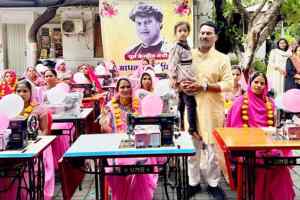 रोजगारोन्मुखी जीवनयापन कर आत्मनिर्भर बनाने में सिलाई मशीन नींव का पत्थर साबित होगी- मंत्री श्री तुलसीराम सिलावट