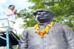 मंत्री श्री सिलावट सहित जनप्रतिनिधियों ने स्वर्गीय श्री माधवराव सिंधिया की पुण्यतिथि पर श्रृद्धा-सुमन किए अर्पित