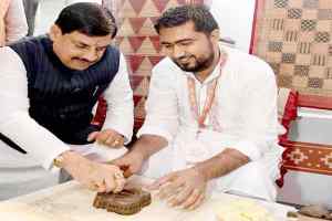 मुख्यमंत्री डॉ. यादव ने मध्यदेश स्थापना दिवस पर बाग प्रिंट का ठप्पा लगाकर पारंपरिक कला को किया प्रोत्साहित