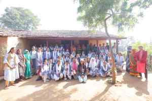 “ज्ञान पर्यटन” में छात्राओं ने जाना ग्रामीण जीवन का सार