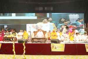 गीतानुरागियों और स्कूली बच्चों ने एक साथ किया सामूहिक गीता स्वाध्याय और प्रेरणागीत का गायन किया