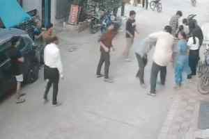 इंदौर में नाबालिग को अश्लील मैसेज भेजने के आरोप पर बवाल, दो पड़ोसी परिवारों में मारपीट का CCTV वायरल
