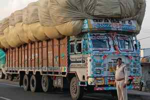 सिंगोली में भूसा परिवहन का खेल, प्रतिबंध के बावजूद राजस्थान जा रहे ओवरलोड वाहन, जाम से जनता परेशान