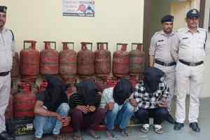 इंदौर में गैस सिलेंडर चोर गिरोह का पर्दाफाश, 4 आरोपी गिरफ्तार; 34 सिलेंडर और दो बाइक बरामद
