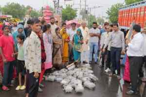 स्मार्ट मीटर को लेकर राजगढ़ में बवाल, महिलाओं ने उखाड़कर सड़क पर फेंके मीटर