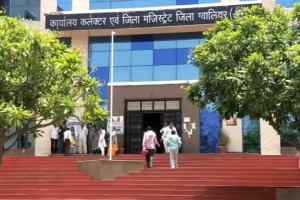 ग्वालियर में जमीन विवाद ने पकड़ा तूल, कलेक्ट्रेट पहुंच पीड़ित परिवार ने लगाई न्याय की गुहार