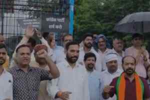 भाजपा के घेराव से पहले कांग्रेस का अनोखा स्वागत, फूल लेकर खड़े रहे कार्यकर्ता